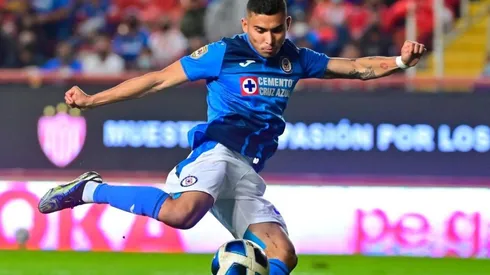 Orbelin Pineda en un partido con Cruz Azul