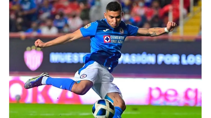 Orbelin Pineda en un partido con Cruz Azul