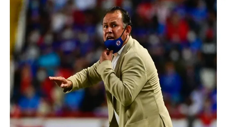 Juan Reynoso en un partido de Cruz Azul