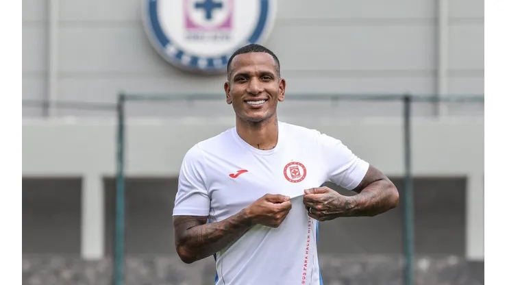 Rómulo Otero en un entrenamiento con Cruz Azul