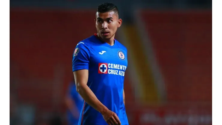 Orbelin Pineda en un partido con Cruz Azul