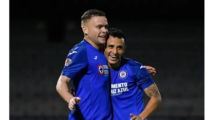 Jonathan Rodríguez y Yoshimar Yotún en un partido de Cruz Azul