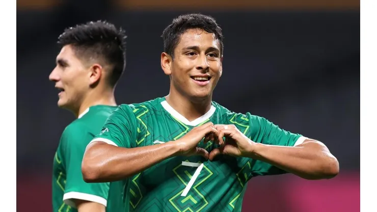 Luis Romo en un partido con México