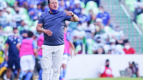 Juan Reynoso en el partido ante el Santos Laguna