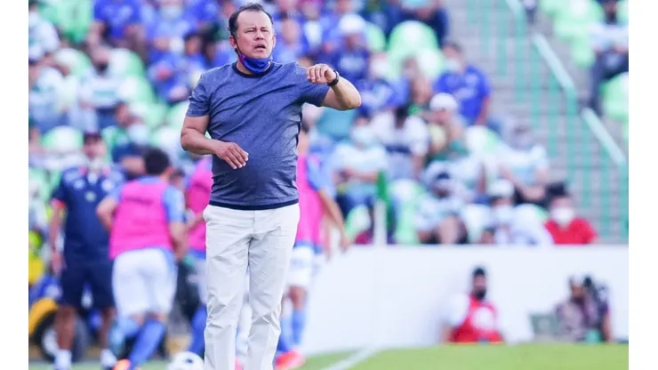 Juan Reynoso en el partido ante el Santos Laguna