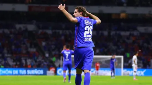 Santiago Giménez en un partido con Cruz Azul