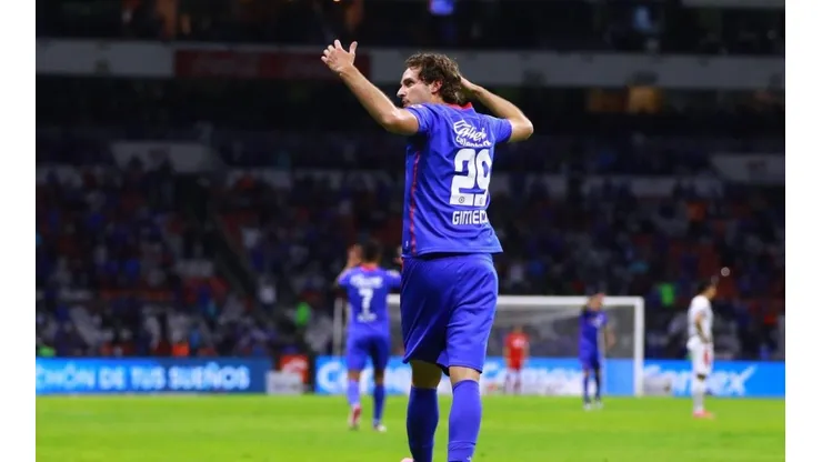 Santiago Giménez en un partido con Cruz Azul