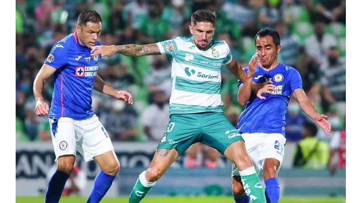 Jugadores de Cruz Azul pelean la pelota
