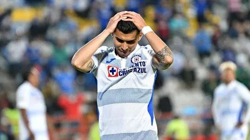Orbelin Pineda en un partido con Cruz Azul