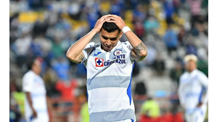 Orbelin Pineda en un partido con Cruz Azul