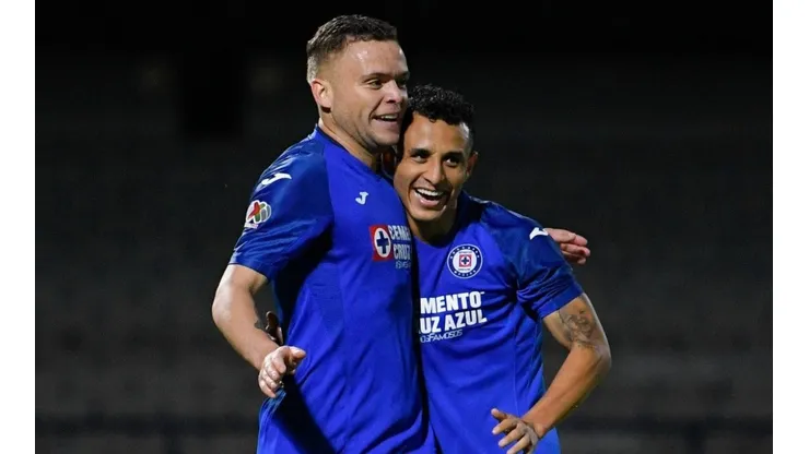 Jonathan Rodríguez y Yoshimar Yotún con Cruz Azul