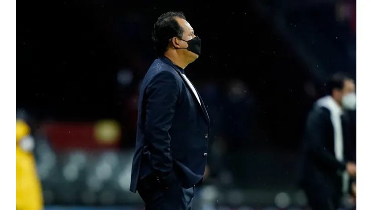 Juan Reynoso en el partido ante Mazatlán