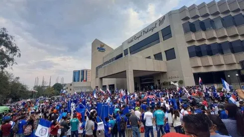 Aficionados en las afueras del hotel de concentración