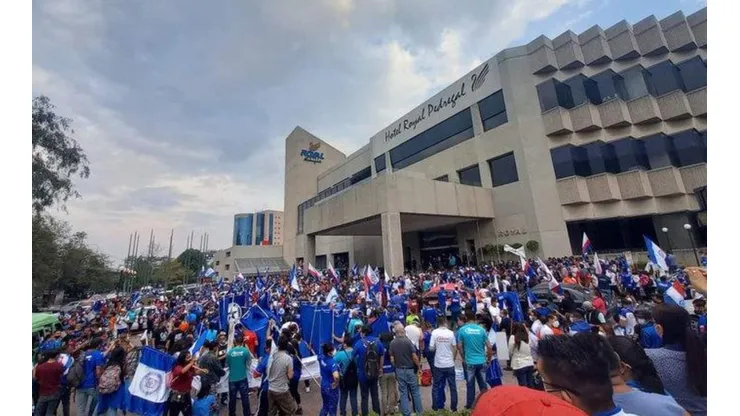 Aficionados en las afueras del hotel de concentración