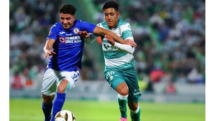 Ignacio Rivero pelea un balón ante el Santos Laguna