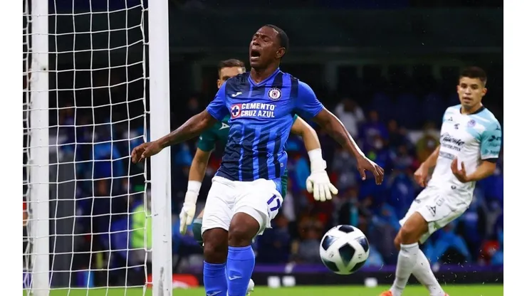 Bryan Angulo en el partido ante el Mazatlán