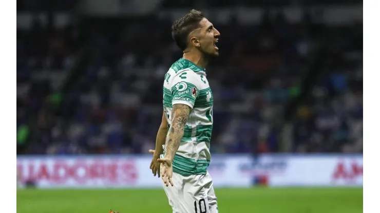 Diego Valdés en un partido con el Santos Laguna