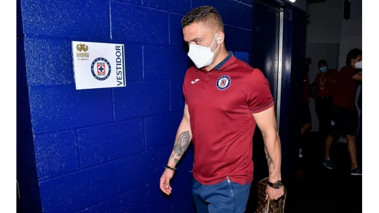 Jonathan Rodríguez en su llegada al Estadio