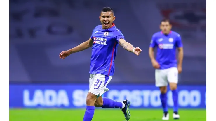 Orbelin Pineda en un partido con Cruz Azul