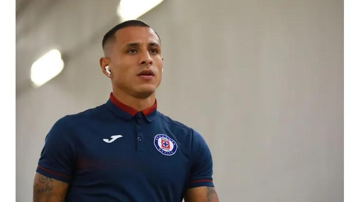 Yoshimar Yotún en un partido con Cruz Azul