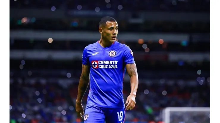 Yoshimar Yotún en un partido con Cruz Azul