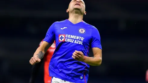 Jonathan Rodríguez en un partido con Cruz Azul