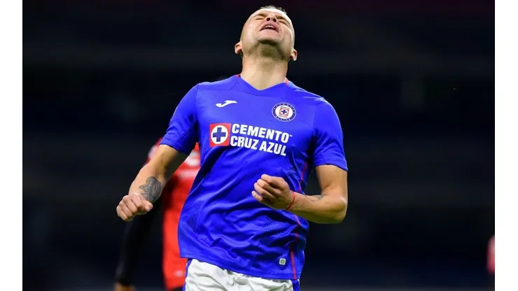 Jonathan Rodríguez en un partido con Cruz Azul