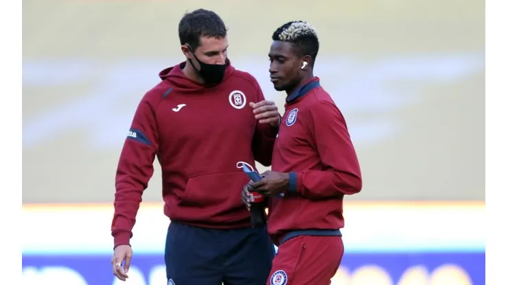 Jonathan Borja en un partido con Cruz Azul