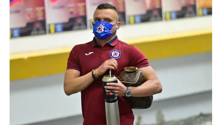 Jonathan Rodríguez en un partido con Cruz Azul