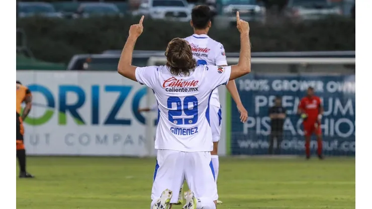 Santiago Giménez en el partido amistoso de Cruz Azul