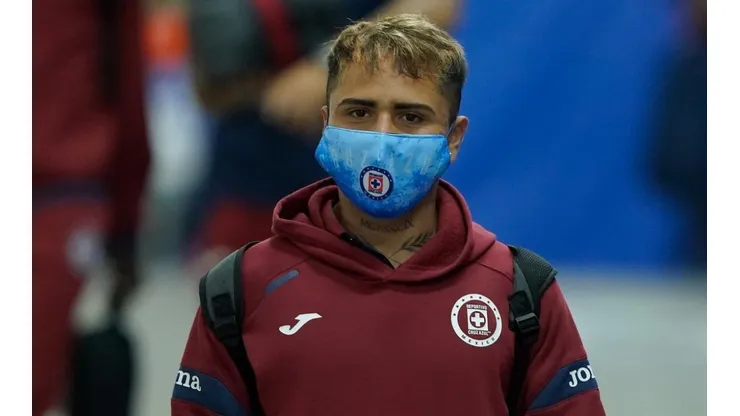 Domínguez en un duelo con Cruz Azul