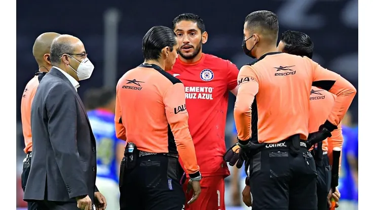 Jesús Corona en un partido con Cruz Azul
