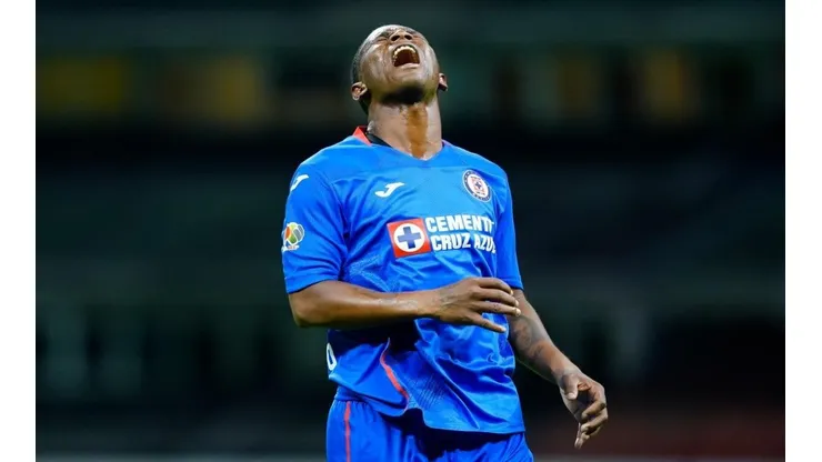 Bryan Angulo en un partido con Cruz Azul