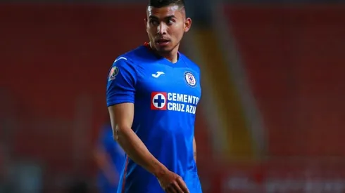 Orbelín Pineda en un partido con Cruz Azul