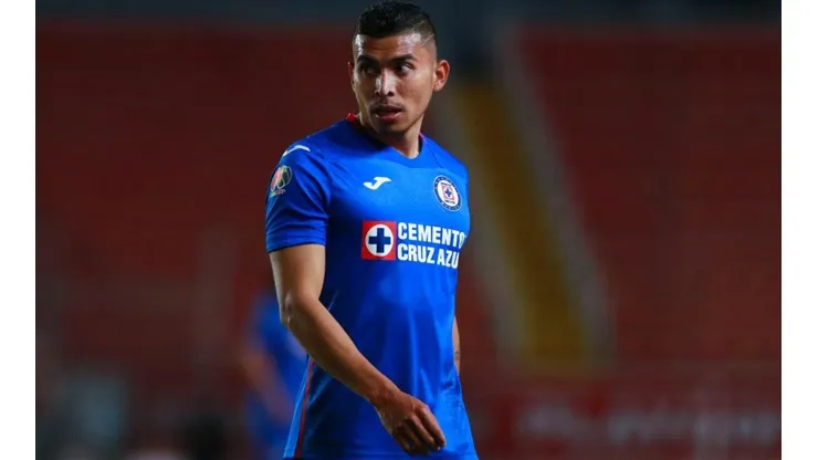 Orbelín Pineda en un partido con Cruz Azul