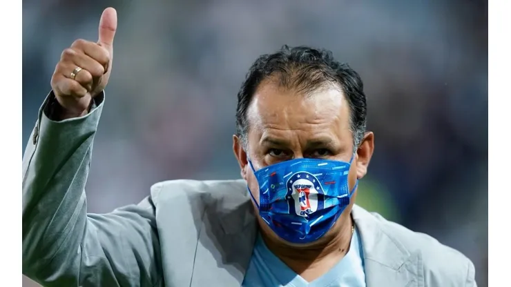 Juan Reynoso en un partido con Cruz Azul
