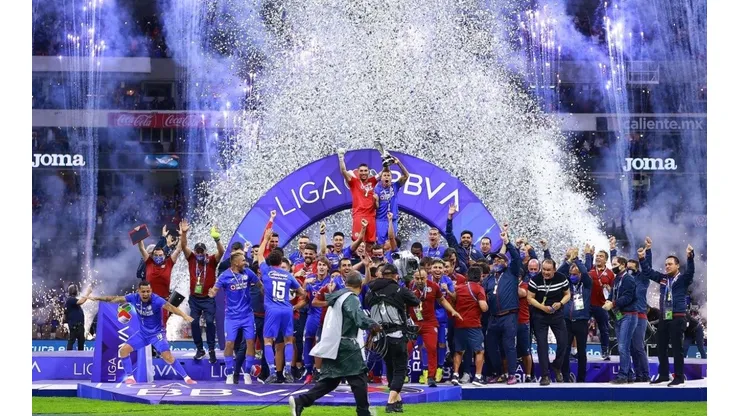 Cruz Azul celebrando el título de campeón
