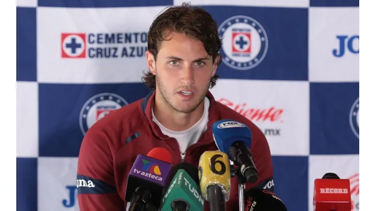 Santiago Giménez en conferencia de prensa