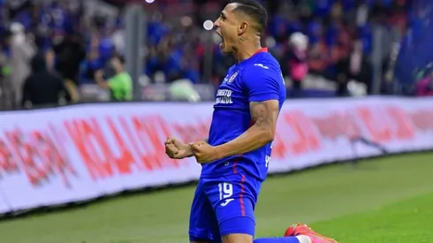 Yoshimar Yotún en un partido de Cruz Azul