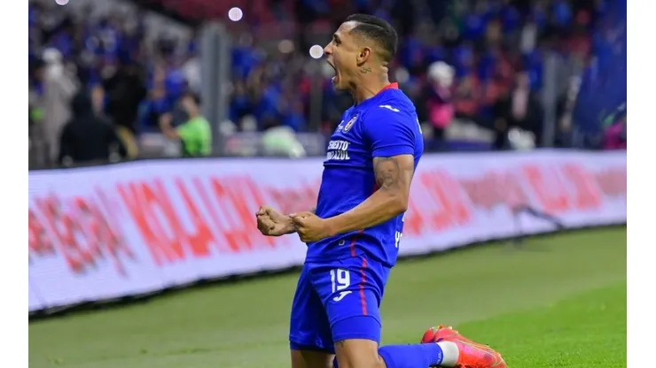 Yoshimar Yotún en un partido de Cruz Azul