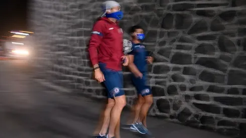 Pablo Aguilar en un partido de Cruz Azul