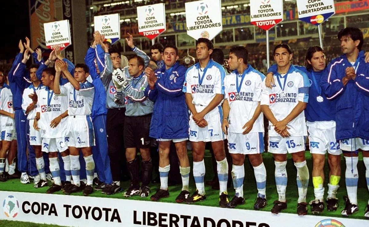 En 2001, Cruz Azul dejó en el camino a gigantes como River Plate y Rosario Central, perdiendo luego la final ante Boca Juniors. (Archivo)