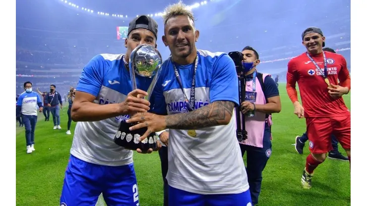 Pol Fernández y Walter Montoya en la celebración de la novena