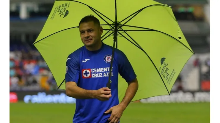 Pablo Aguilar en un partido con Cruz Azul