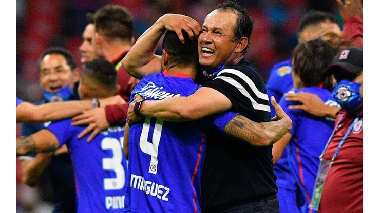 Jugadores y Juan Reynoso festejaron el título de Cruz Azul sin el tradicional baño al DT Campeón.