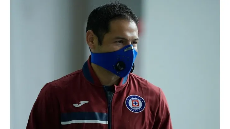 Pablo Aguilar en un partido de Cruz Azul
