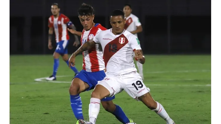 Yoshimar Yotún en un partido con su selección
