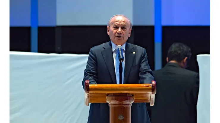 Billy Álvarez en una conferencia con Cruz Azul