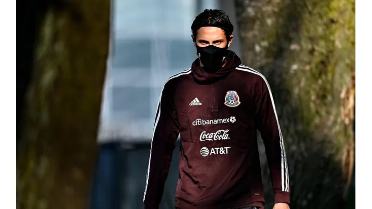 Santi Giménez en un entrenamiento con México