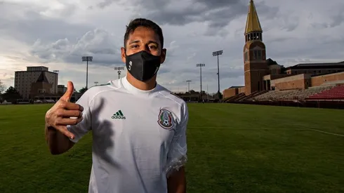 Luis Romo en la concentración con México